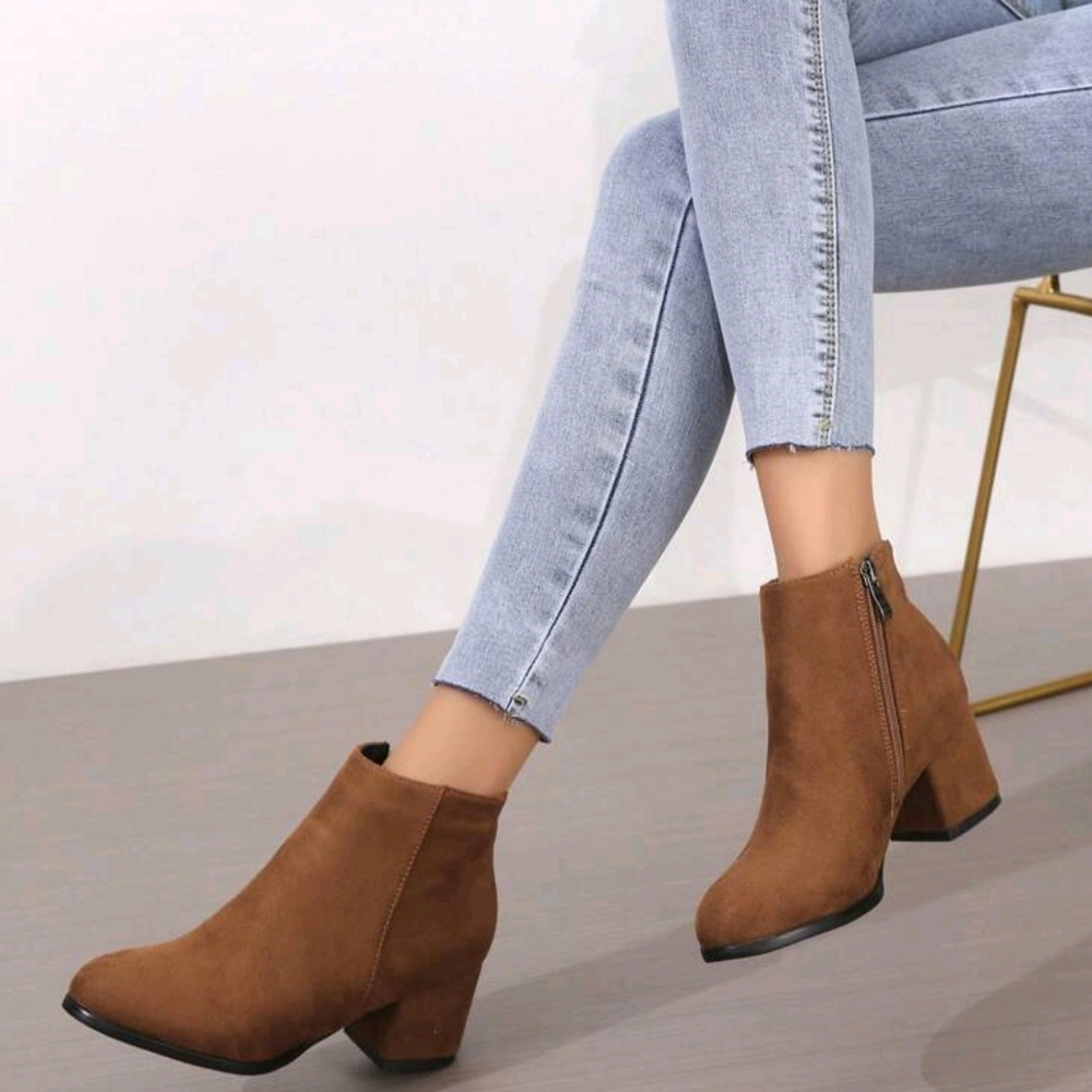 Fashionable Boots - Picture 2 of 6